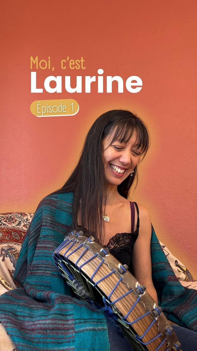 Lorine, kinésiologue à Huningue, avec son tambour chamanique